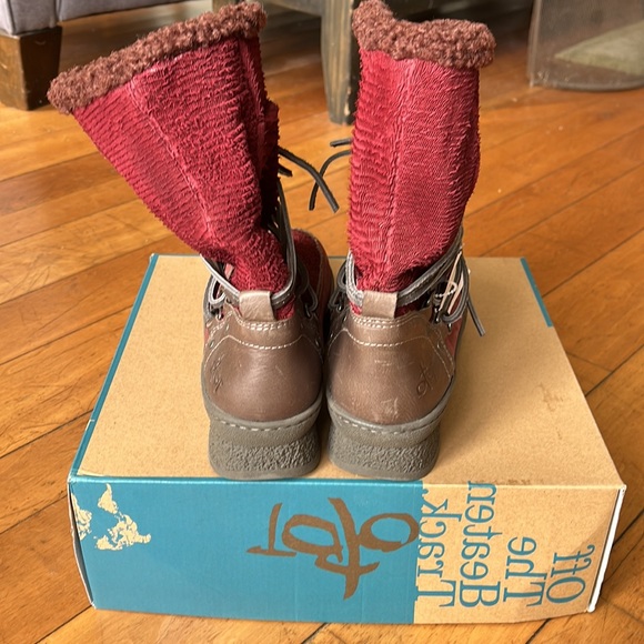 Brand New Dark burgundy in color- OTBT Boot -winter close out 7, 8 1/2 and 9 - Picture 2 of 7
